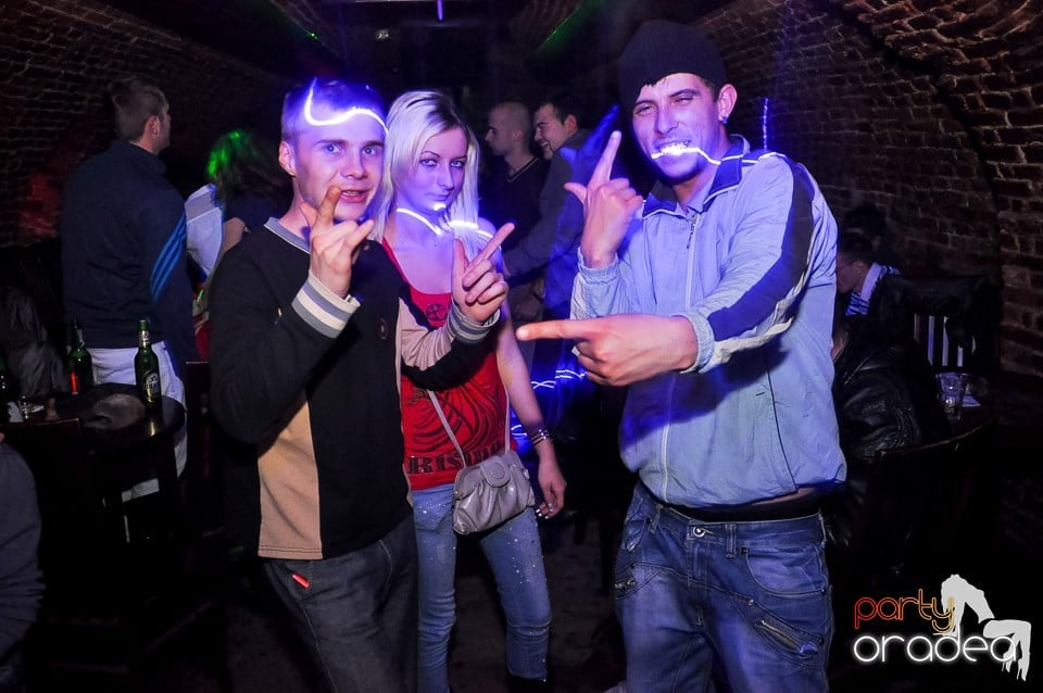 Prepare for Christmas Party în Club Escape,