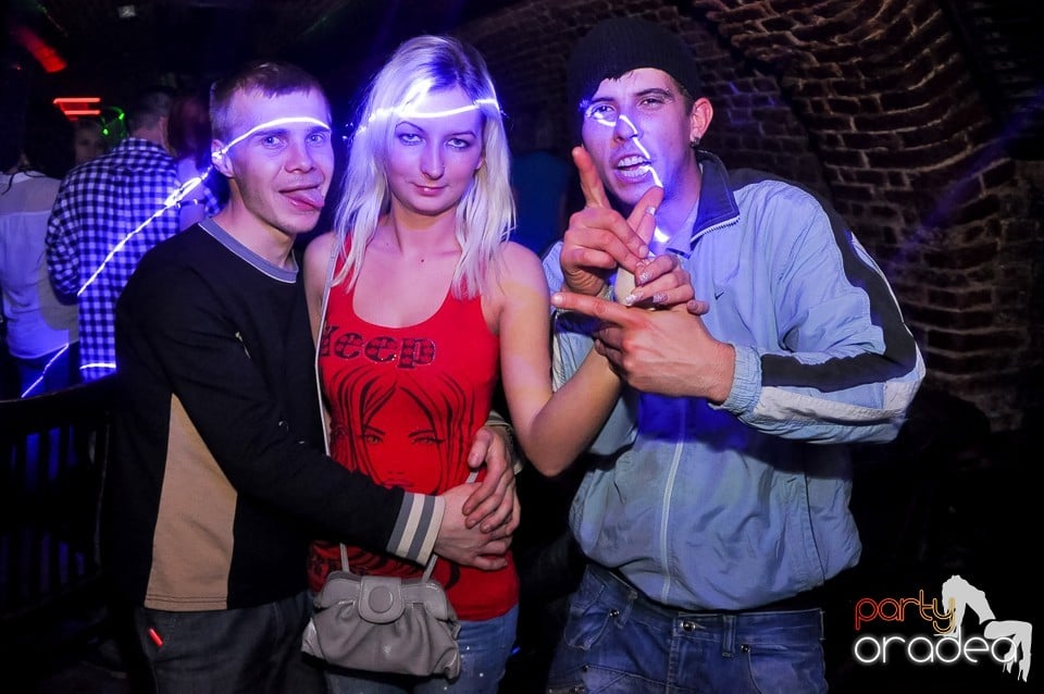Prepare for Christmas Party în Club Escape,