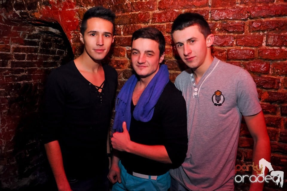 Prepare for Christmas Party în Club Escape,