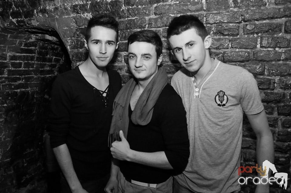 Prepare for Christmas Party în Club Escape,