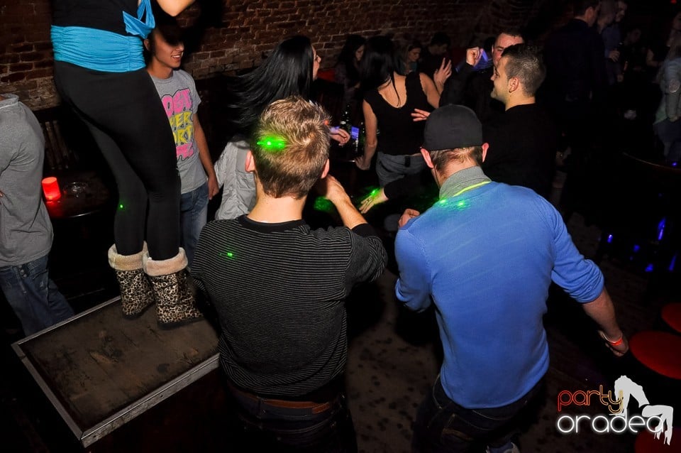 Prepare for Christmas Party în Club Escape,