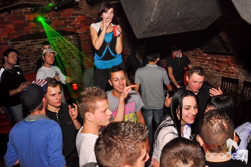 Prepare for Christmas Party în Club Escape,