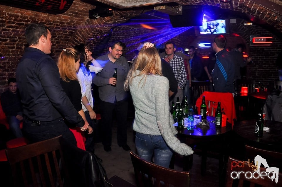 Prepare for Christmas Party în Club Escape,