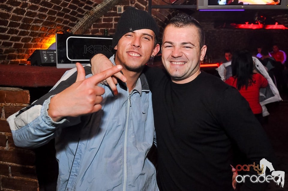 Prepare for Christmas Party în Club Escape, 