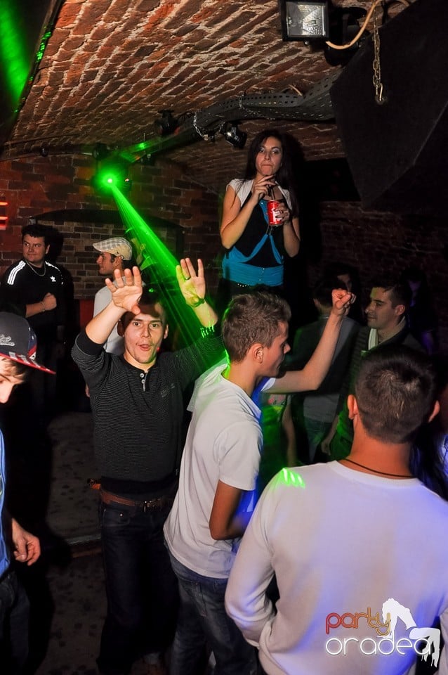 Prepare for Christmas Party în Club Escape,
