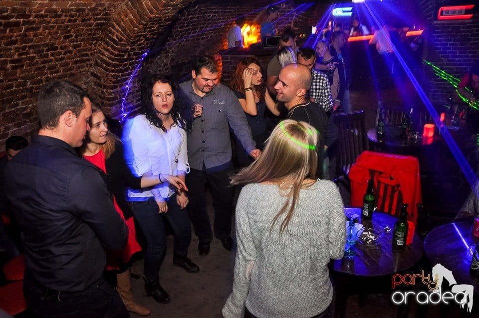 Prepare for Christmas Party în Club Escape,