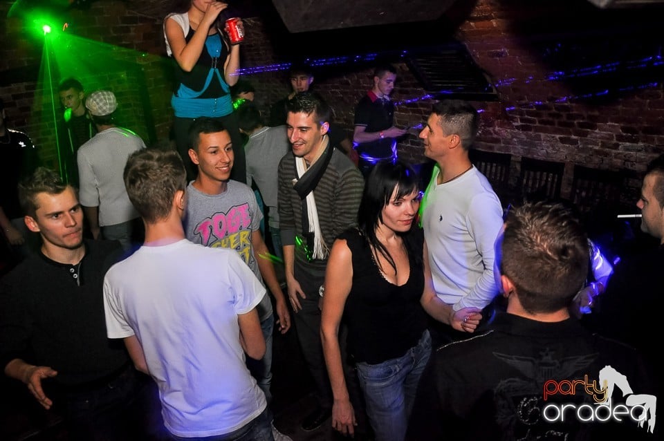 Prepare for Christmas Party în Club Escape,