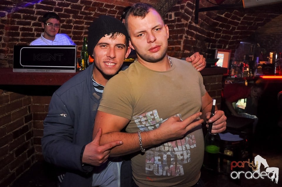 Prepare for Christmas Party în Club Escape,