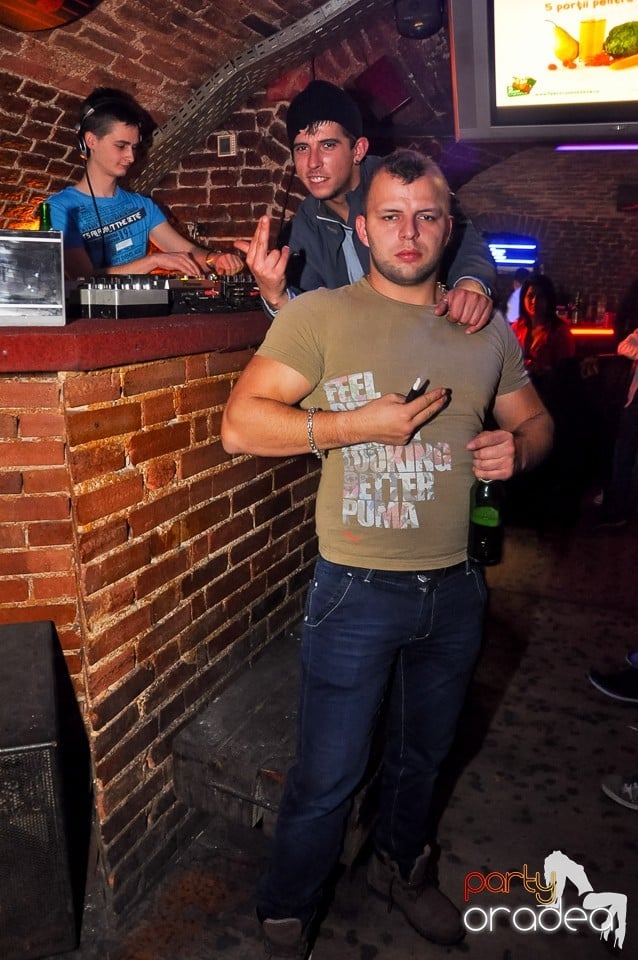 Prepare for Christmas Party în Club Escape,