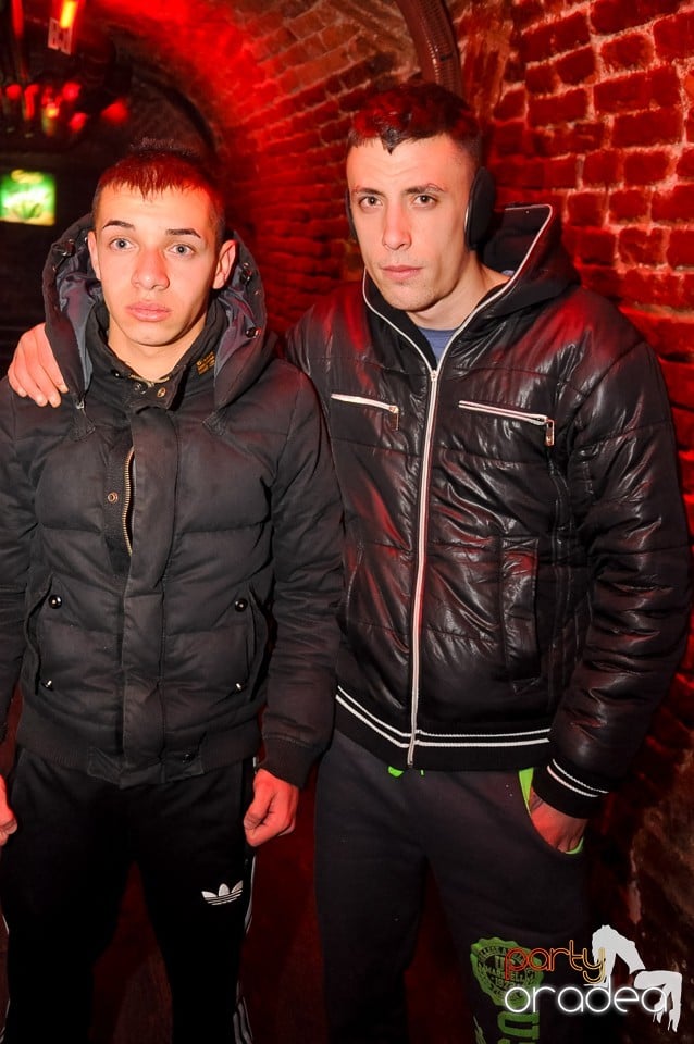 Prepare for Christmas Party în Club Escape,