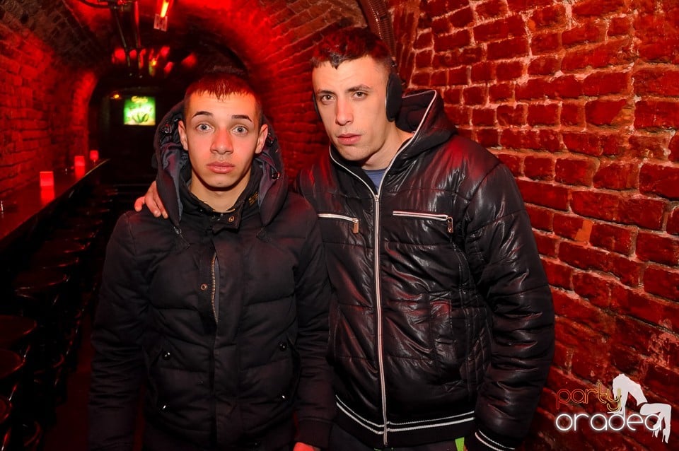 Prepare for Christmas Party în Club Escape,
