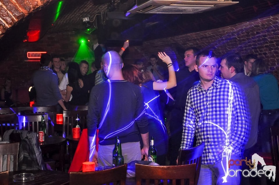 Prepare for Christmas Party în Club Escape,