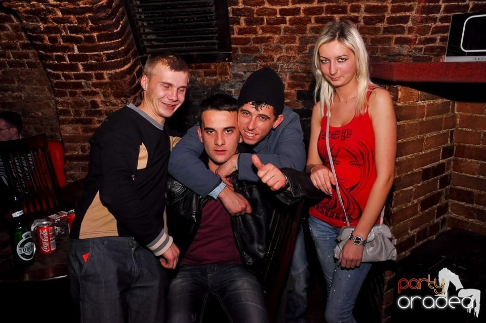 Prepare for Christmas Party în Club Escape,