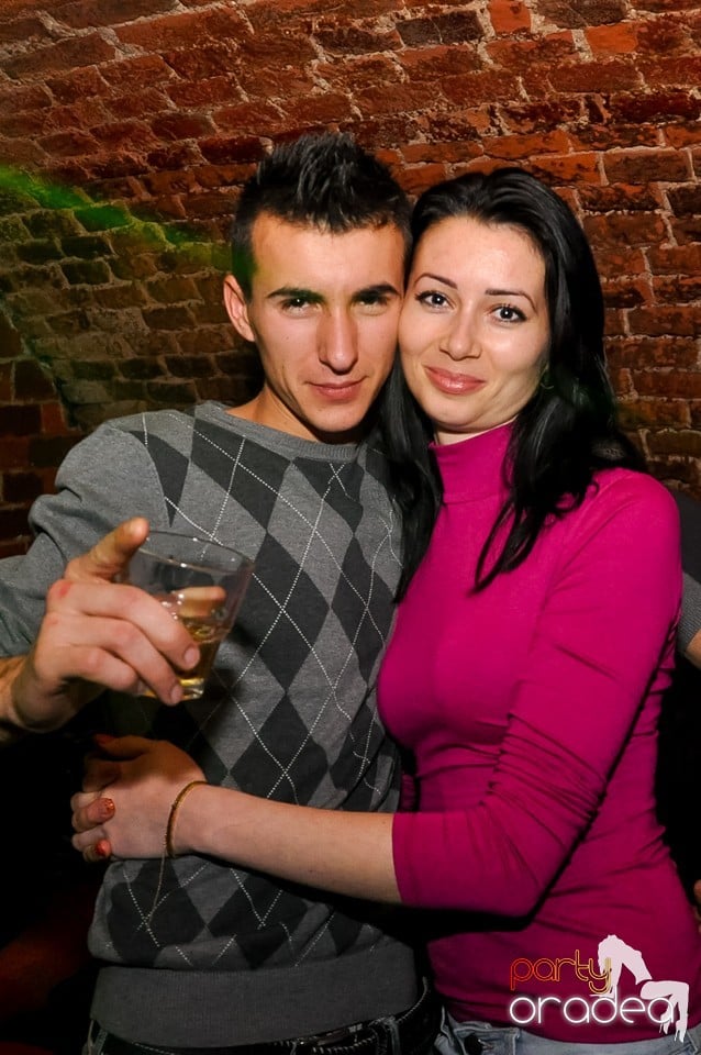 Prepare for Christmas Party în Club Escape,