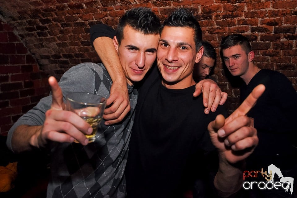 Prepare for Christmas Party în Club Escape,