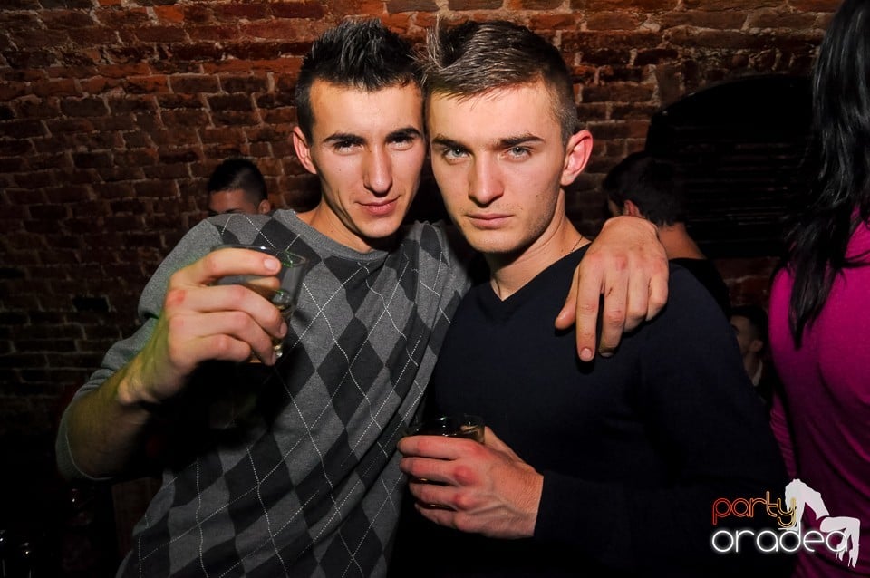 Prepare for Christmas Party în Club Escape,
