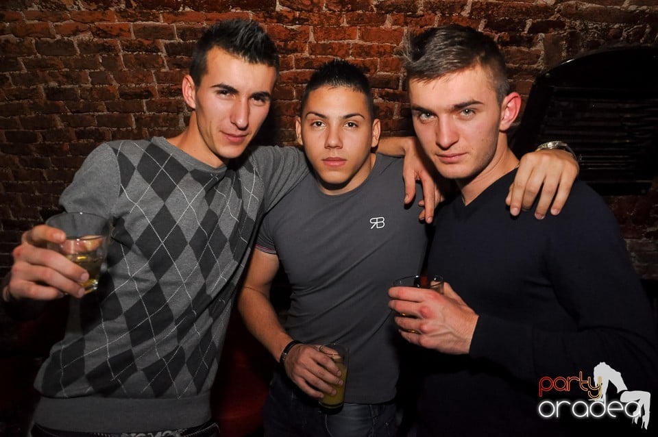 Prepare for Christmas Party în Club Escape,