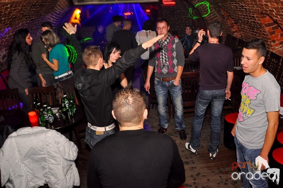 Prepare for Christmas Party în Club Escape,