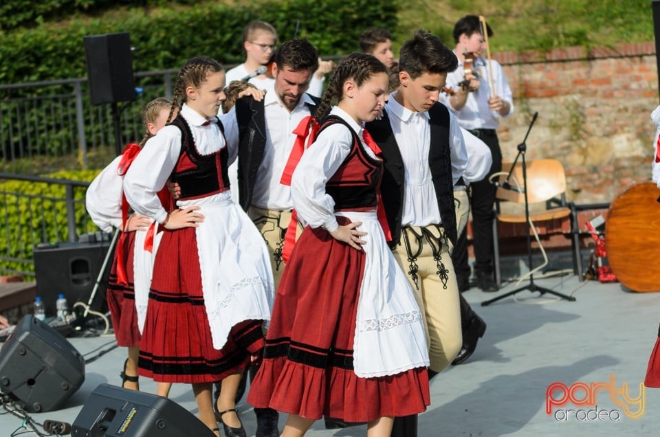 Prezentare de haine rustice, muzică şi dans folclor, Cetatea Oradea