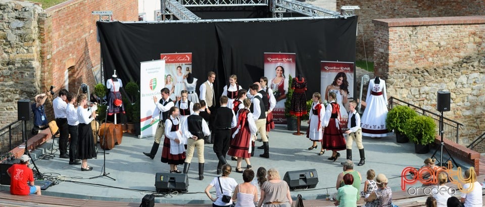 Prezentare de haine rustice, muzică şi dans folclor, Cetatea Oradea