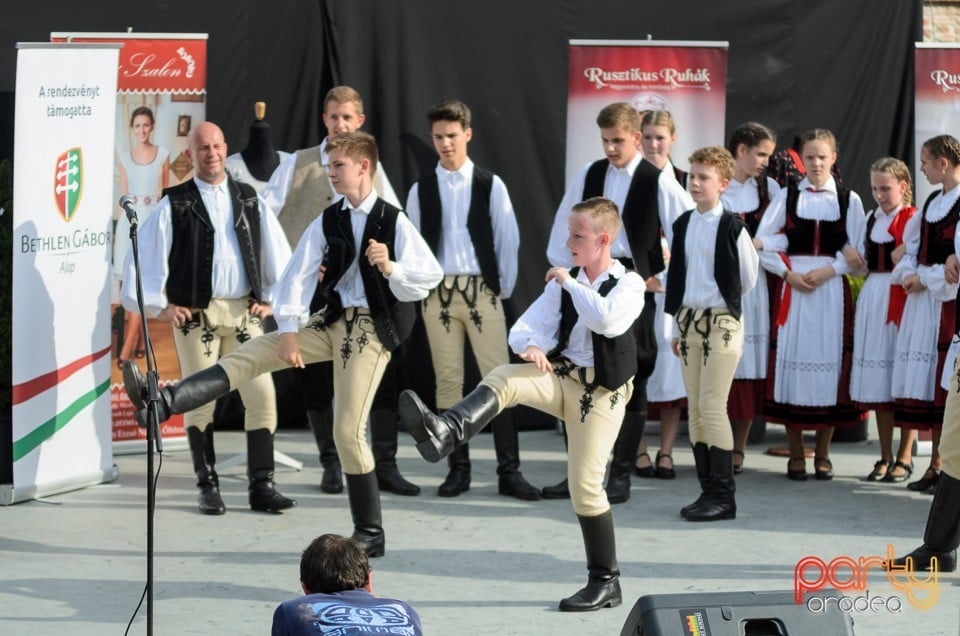 Prezentare de haine rustice, muzică şi dans folclor, Cetatea Oradea