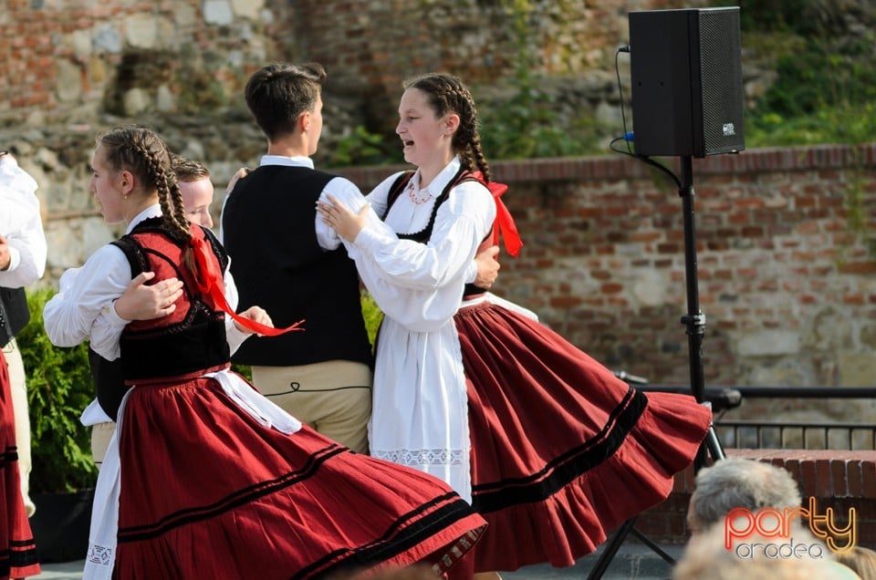 Prezentare de haine rustice, muzică şi dans folclor, Cetatea Oradea