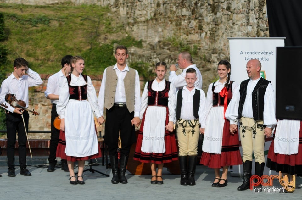 Prezentare de haine rustice, muzică şi dans folclor, Cetatea Oradea