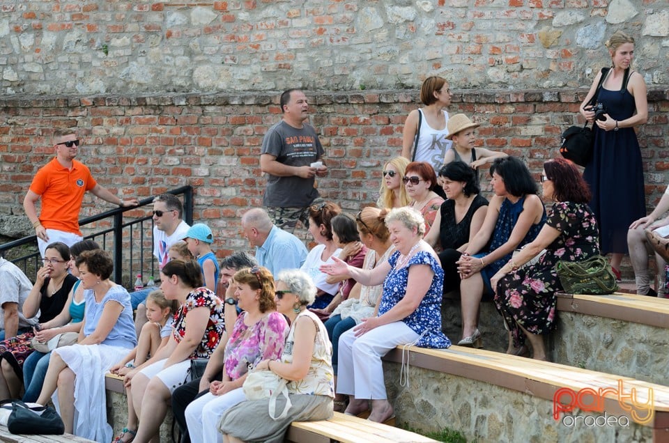 Prezentare de haine rustice, muzică şi dans folclor, Cetatea Oradea