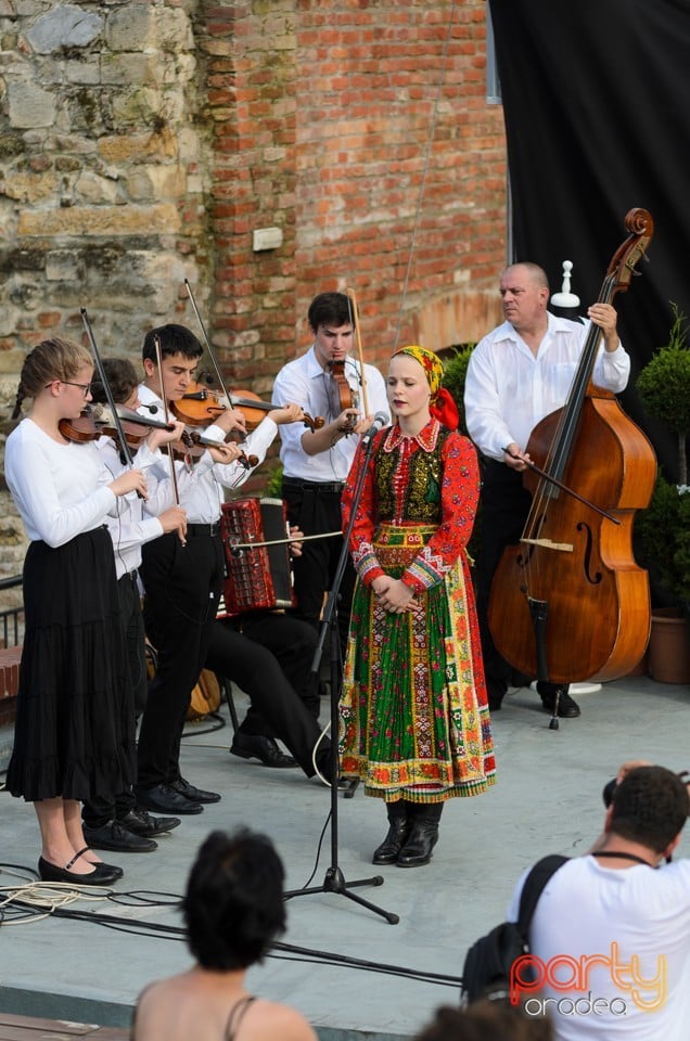 Prezentare de haine rustice, muzică şi dans folclor, Cetatea Oradea