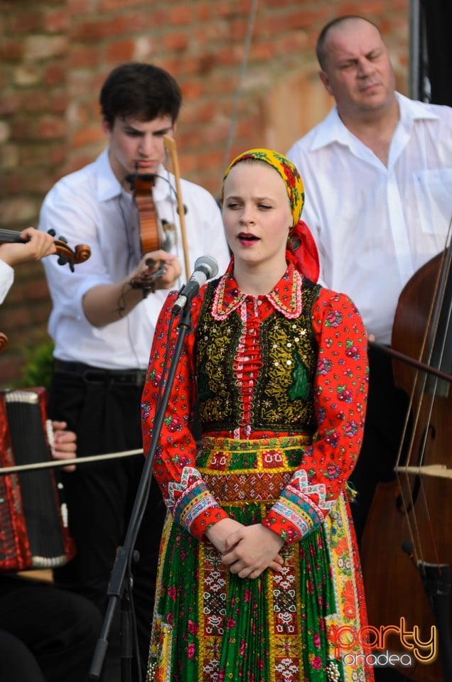 Prezentare de haine rustice, muzică şi dans folclor, Cetatea Oradea