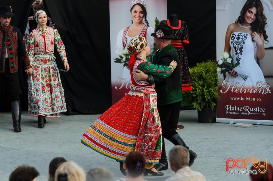 Prezentare de haine rustice, muzică şi dans folclor, Cetatea Oradea