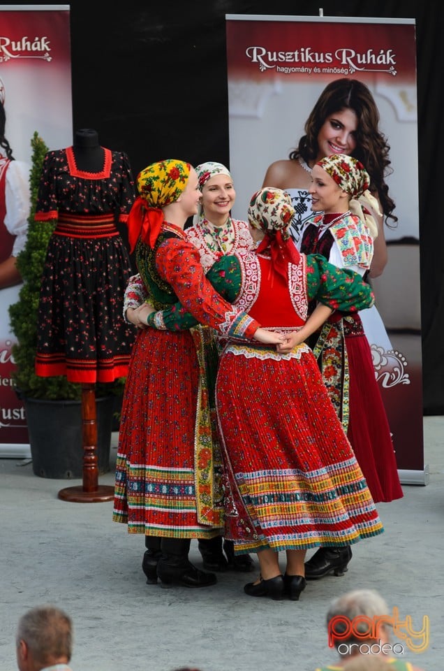 Prezentare de haine rustice, muzică şi dans folclor, Cetatea Oradea