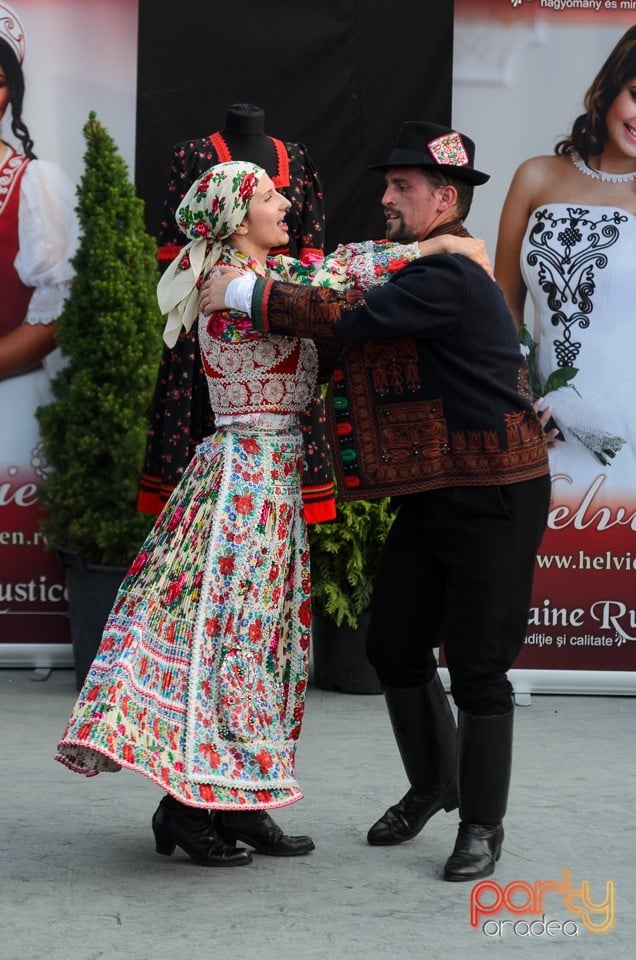 Prezentare de haine rustice, muzică şi dans folclor, Cetatea Oradea