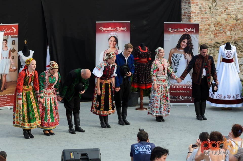 Prezentare de haine rustice, muzică şi dans folclor, Cetatea Oradea