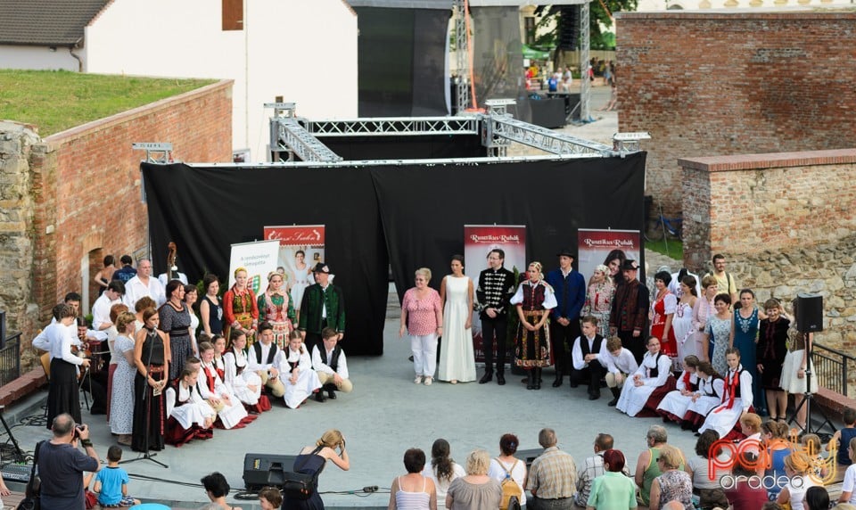 Prezentare de haine rustice, muzică şi dans folclor, Cetatea Oradea