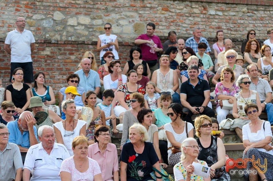 Prezentare de haine rustice, muzică şi dans folclor, Cetatea Oradea