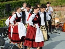 Prezentare de haine rustice, muzică şi dans folclor