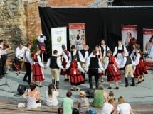 Prezentare de haine rustice, muzică şi dans folclor