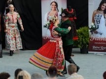 Prezentare de haine rustice, muzică şi dans folclor