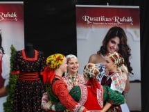 Prezentare de haine rustice, muzică şi dans folclor