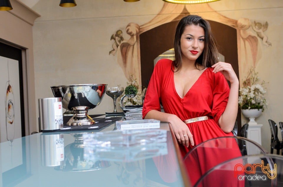 Prezentare M Luxury Hostess, M Luxury Hostess