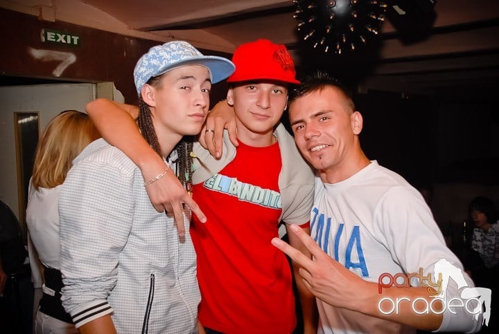 Pyjama Party în Club Seven, 