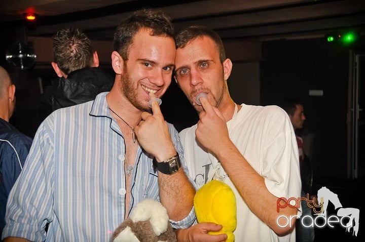 Pyjama Party în Club Seven, 