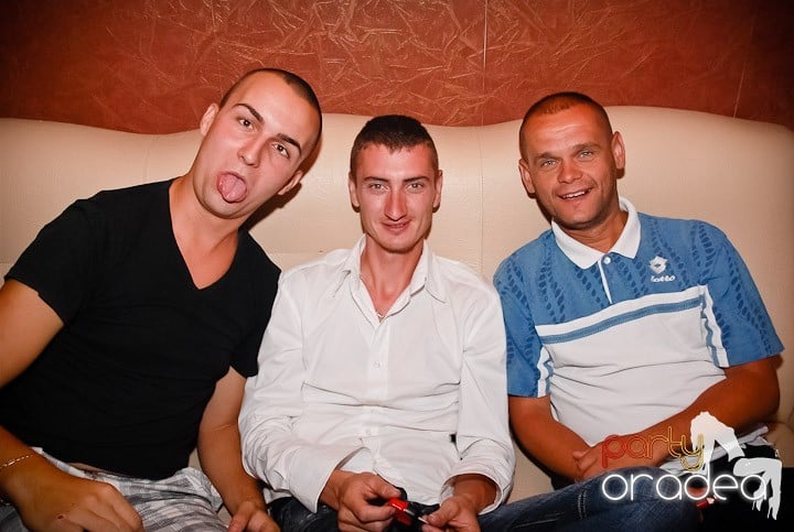 Pyjama Party în Club Seven, 