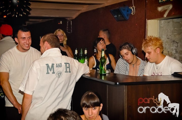 Pyjama Party în Club Seven, 