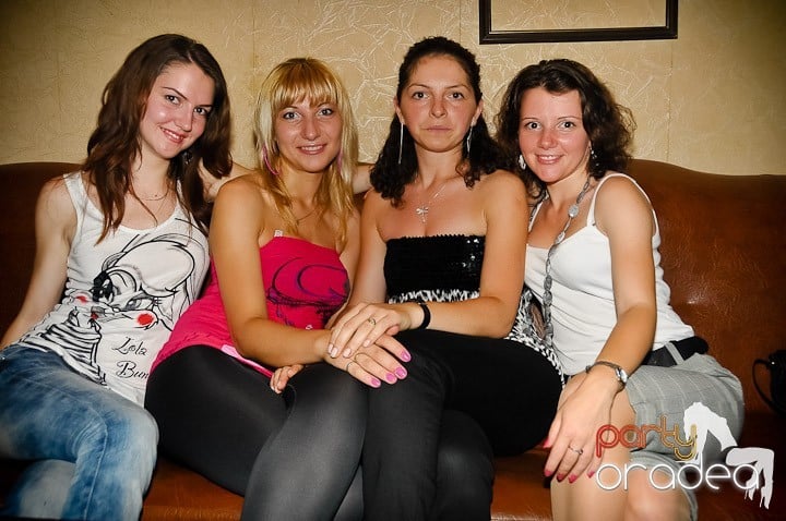 Pyjama Party în Club Seven, 