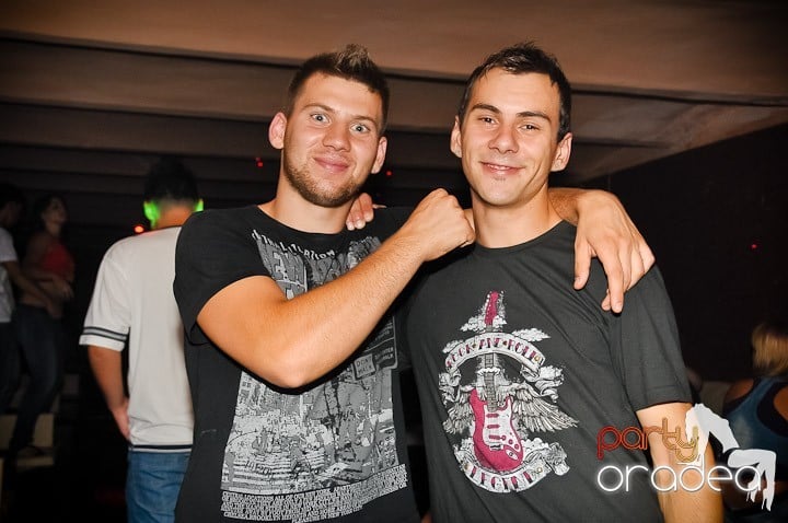 Pyjama Party în Club Seven, 