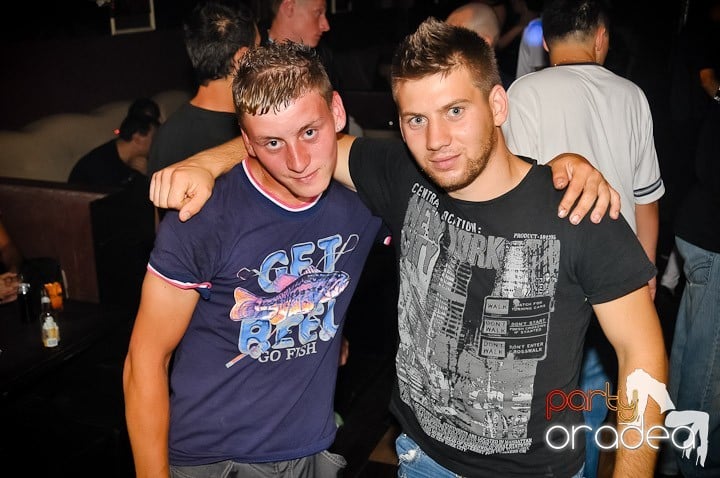 Pyjama Party în Club Seven, 