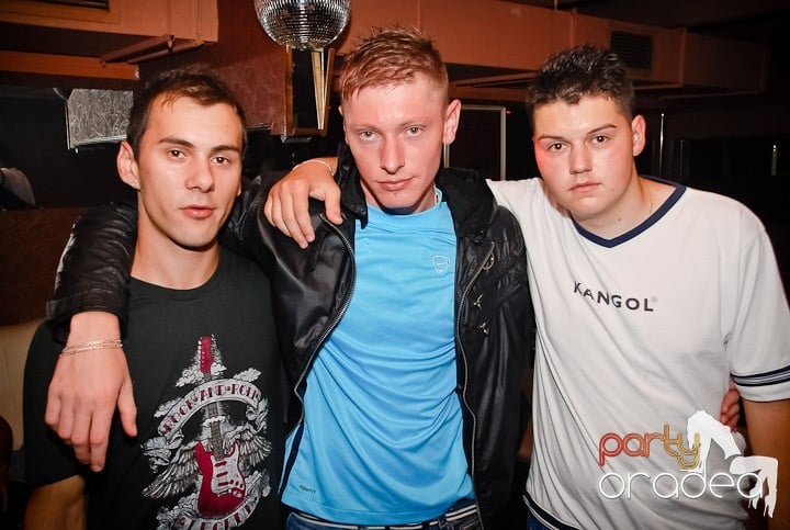 Pyjama Party în Club Seven, 