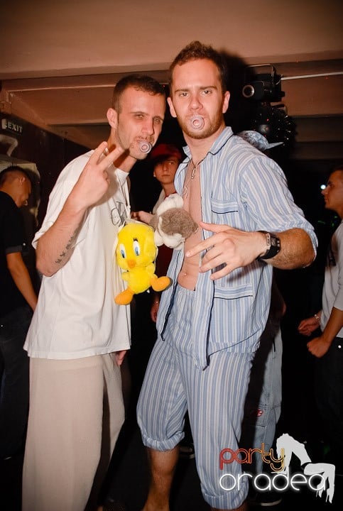 Pyjama Party în Club Seven, 